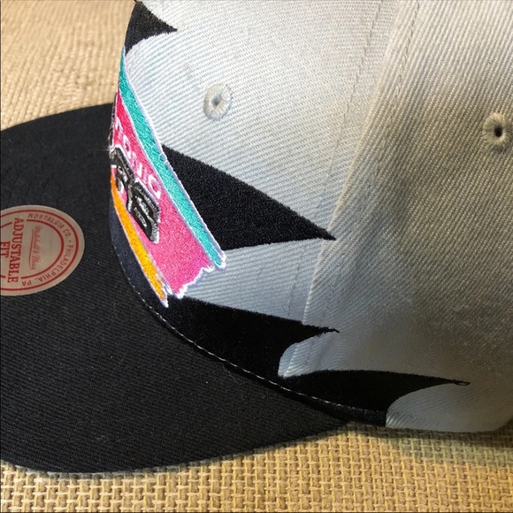 San Antonio Spurs hat - Picture 2 of 7